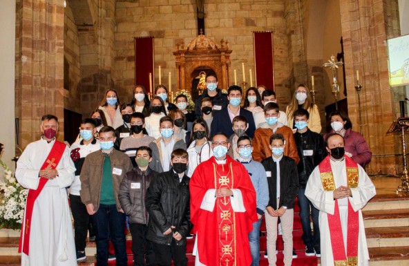 Jóvenes y adultos de las parroquias de Cristo Rey y San Bartolomé de Andújar reciben el Sacramento de la Confirmación