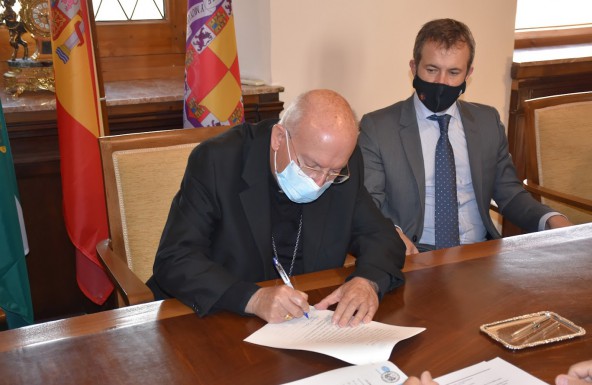 El Obispado y el Ayuntamiento de Jaén firman la escritura de cesión del cementerio de San Eufrasio para su recuperación como patrimonio de todos los jiennenses