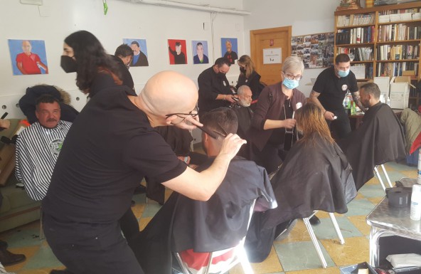 Peluqueros jiennenses cortan el pelo gratis a 50 personas acompañadas por Cáritas