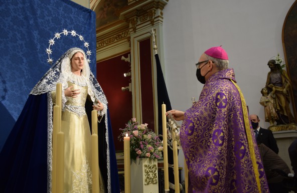Monseñor Chico Martínez bendice la imagen de María Santísima del Amor