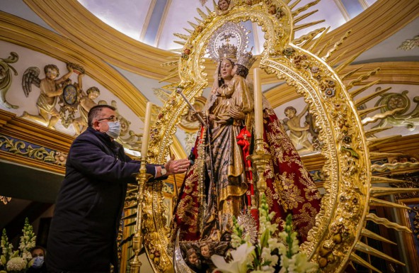 La Virgen del Alcázar recibe la Cruz de oro de la Cofradía de la Vera Cruz