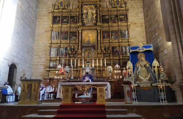 El Obispo visita Linares y preside la celebración de la Eucaristía dominical en la Basílica de Santa María la Mayor