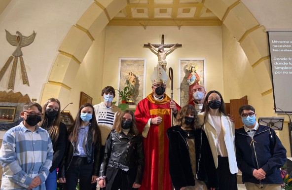 Don Sebastián administra el Sacramento de la Confirmación a ocho jóvenes de la parroquia de Santa Isabel de Jaén