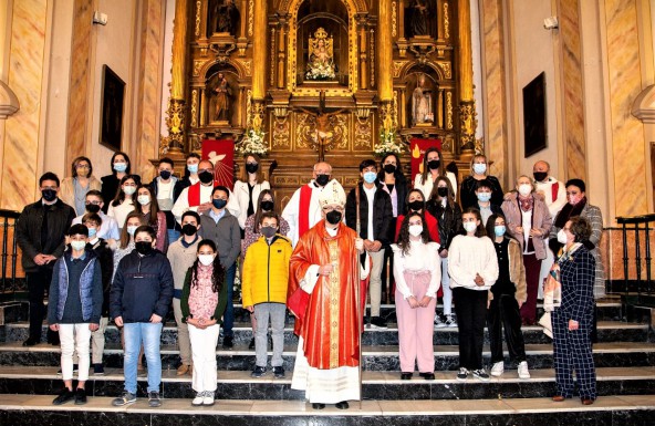 El Obispo administra el Sacramento de la Confirmación en la comunidad parroquial de Santa María de Cazorla