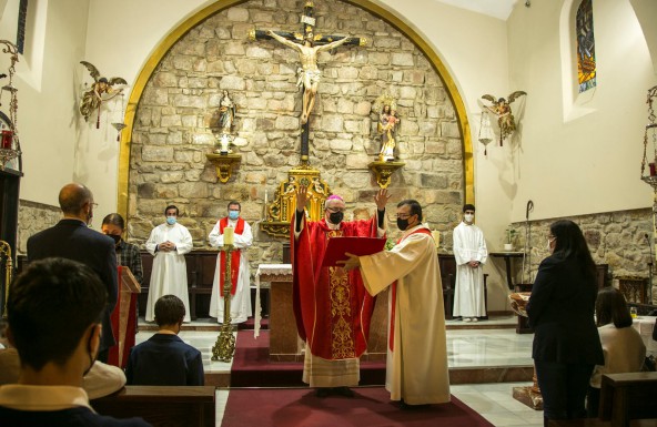 Don Sebastián administra el Sacramento de la Confirmación en la parroquia de La Santa Cruz de Linares