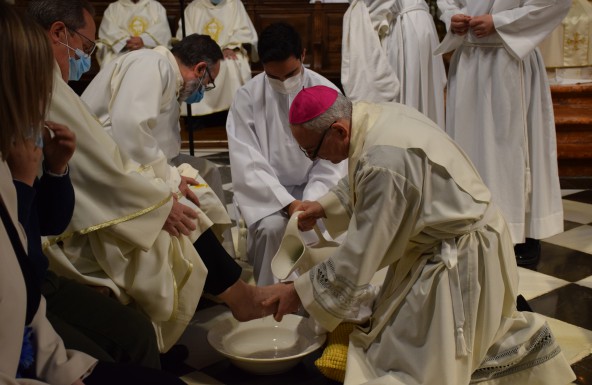 La institución de la Eucaristía y el lavatorio de los pies marcan los oficios del Jueves Santo