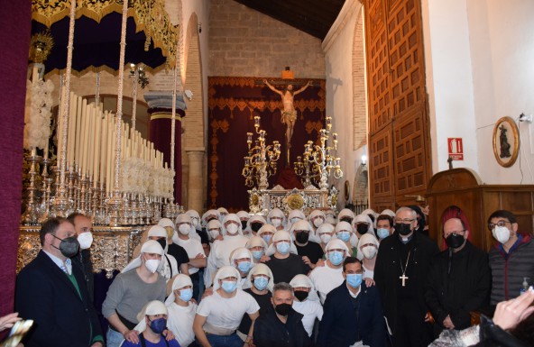 El Obispo visita San Bartolomé y asiste al retranqueo del paso de María Santísima de las Siete Palabras, de la Hermandad de la Expiración de Jaén