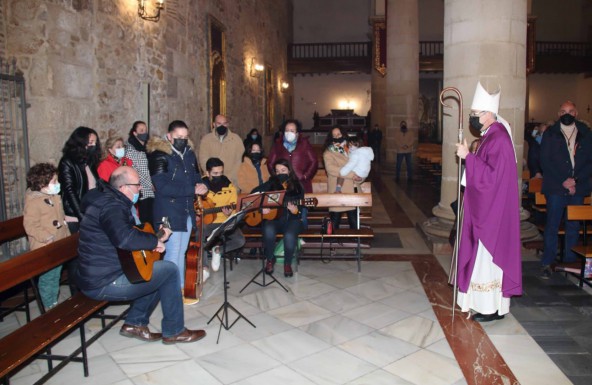 El Obispo Don Sebastián Chico Martínez celebra el primer día de Quinario  al Stmo. Cristo de la Fe y del Consuelo de Martos en su 75 Aniversario