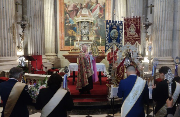 Jaén y Colomera cumplen con la tradición de venerar al Santo Rostro antes de partir para el Cabezo