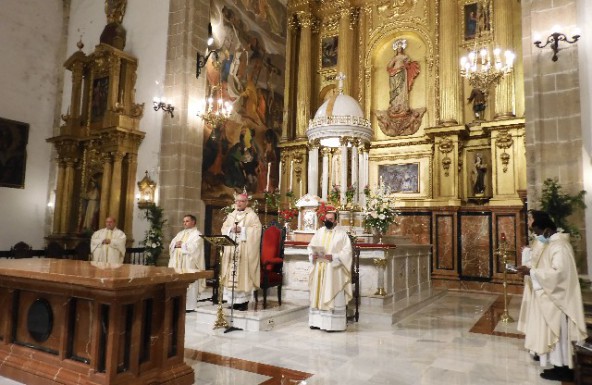 El Obispo bendice y dedica el altar de la parroquia de La Asunción de Villacarrillo