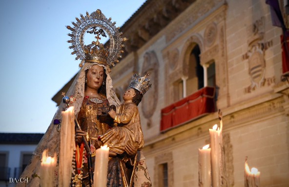 La Virgen del Alcázar avanza con poderío por las calles de Baeza