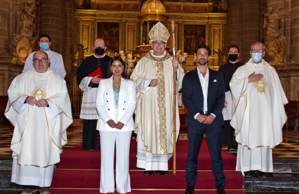 Minetu y Rafael abrazan la fe católica en una emotiva celebración presidida por el Obispo