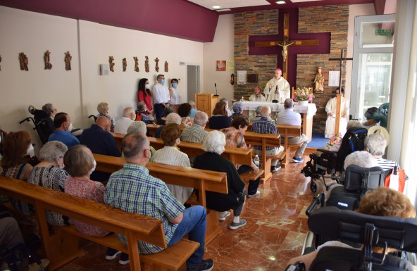 El Obispo de Jaén visita a los mayores de la residencia ‘Altos del Jontoya’