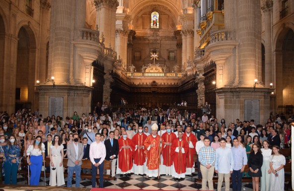 Más de 150 jóvenes y adultos reciben el Sacramento de la confirmación en la Solemnidad de Pentecostés