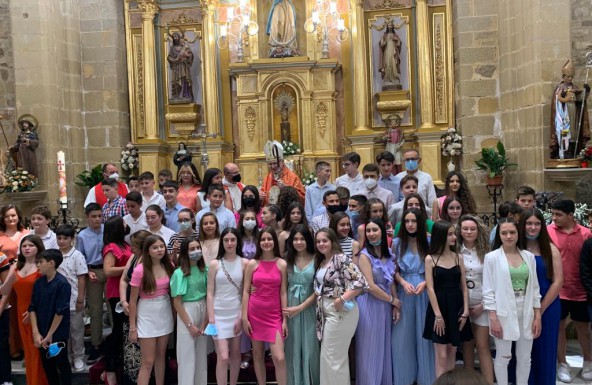 El Obispo de la Diócesis confiere el Sacramento de la Confirmación a 60  jóvenes y adultos de las parroquias de Rus y de Canena