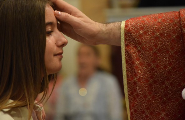 El Obispo confirma a una veintena de jóvenes en la parroquia de San Juan de Dios de Martos