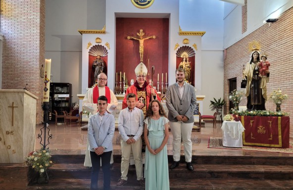 El Obispo confiere el Sacramento de la Confirmación a tres jóvenes en la parroquia de Ntra. Sra. del Carmen de Monte Lope Álvarez