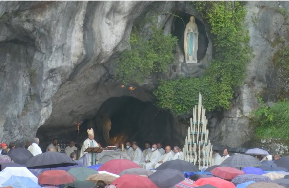 La Eucaristía en la gruta de las apariciones centra el cuarto día de la peregrinación a Lourdes