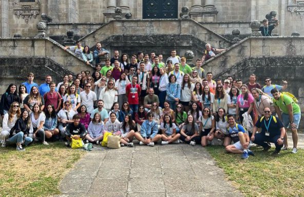 Los 120 jóvenes peregrinos comienzan el camino hacia Santiago de Compostela