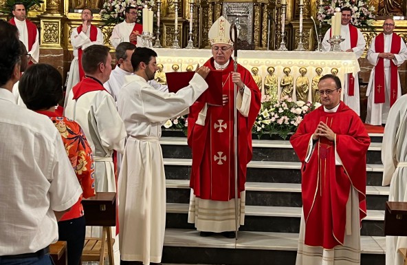 Celebración de inicio del ministerio del nuevo párroco de Santa María de Torredonjimeno