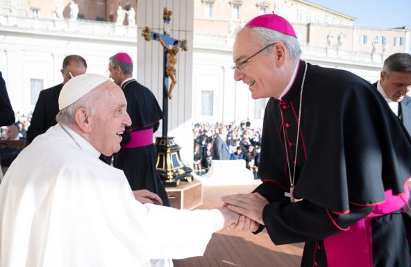 Monseñor Chico Martínez saluda al Papa Francisco durante la peregrinación diocesana a Roma