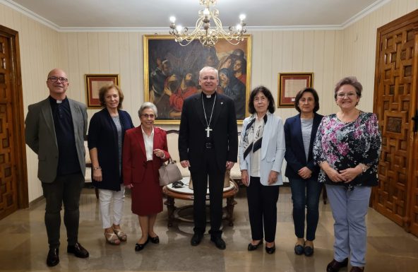 Visita de la Adoración Nocturna Femenina española al Obispo