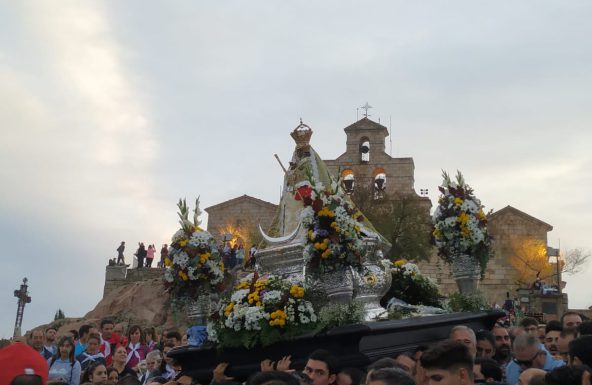 Miles de personas acompañan a la Virgen de la Cabeza en su bajada a Andújar