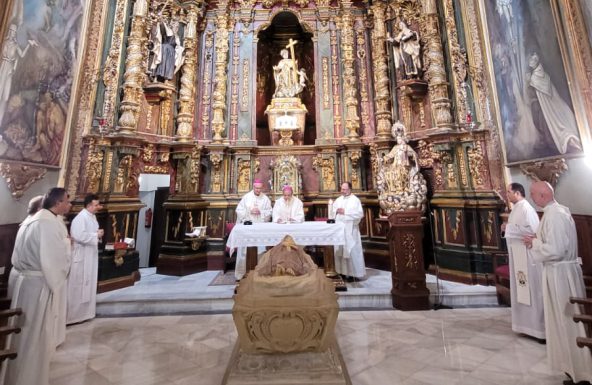 El Nuncio conoce las bondades del AOVE y reza ante los restos de San Juan de la Cruz