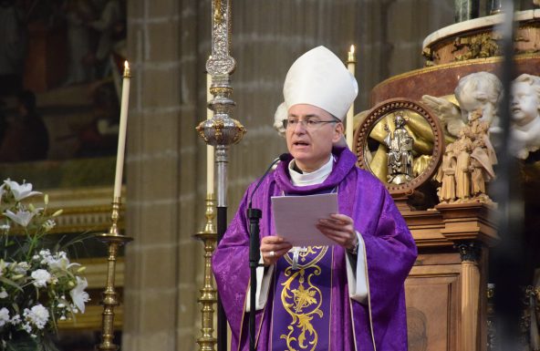 El Obispo reza por el alma de los fieles difuntos y recuerda la indulgencia plenaria por ellos
