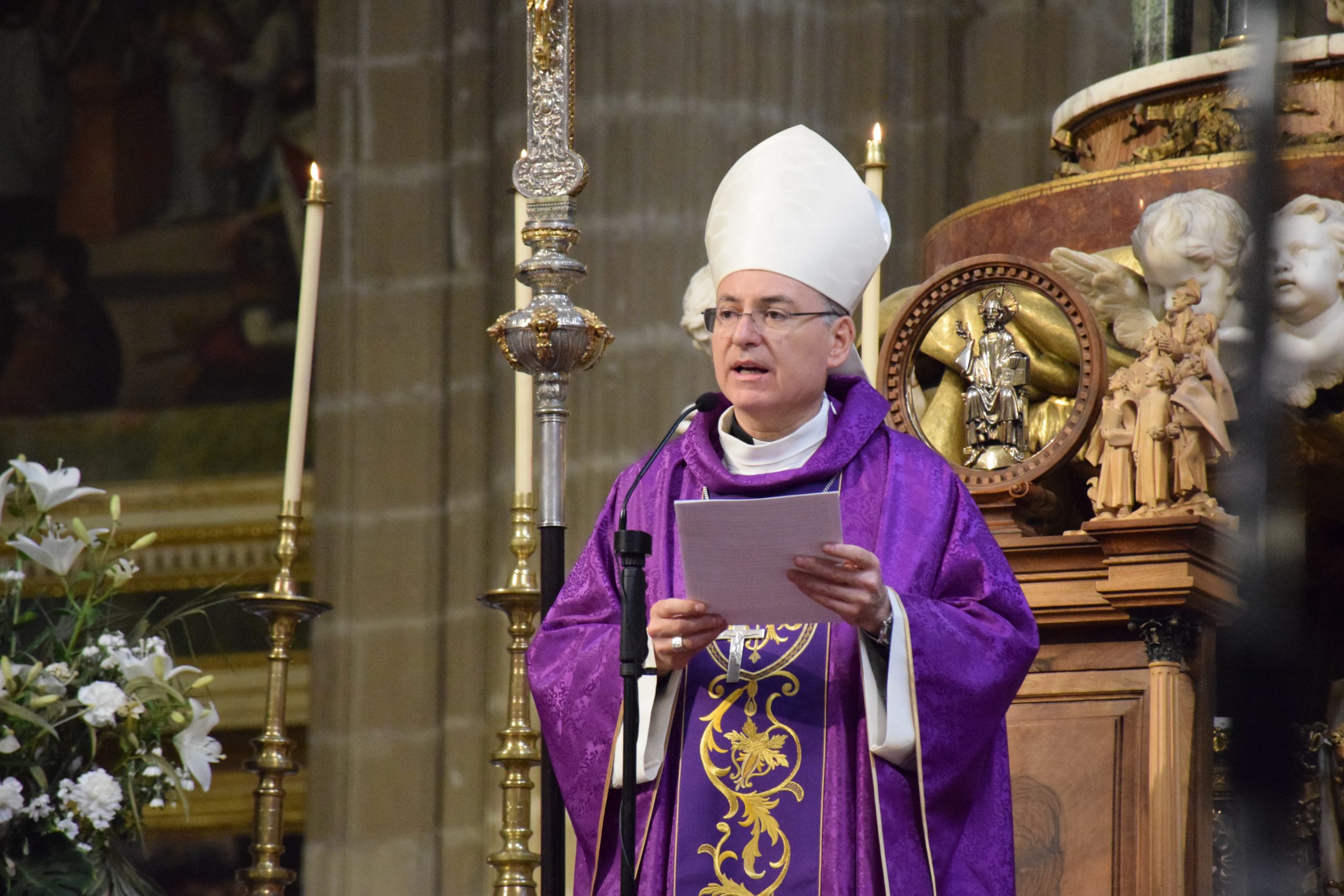 El Obispo reza por el alma de los fieles difuntos y recuerda la indulgencia  plenaria por ellos – Diócesis de Jaén