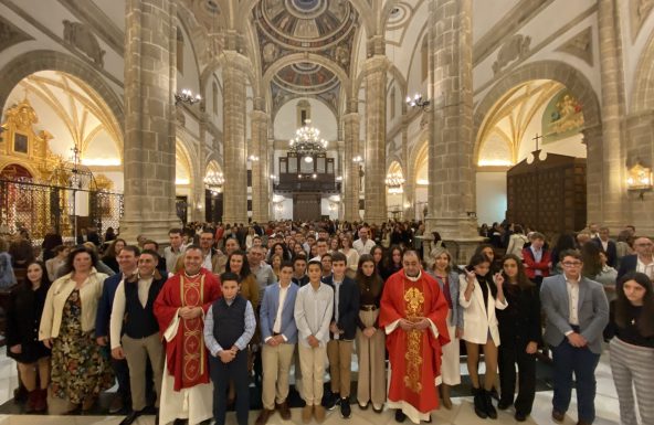 Confirmaciones de adultos y jóvenes en la parroquia de la Asunción de Villacarrillo