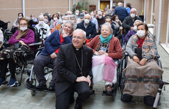 El Obispo felicita la Navidad a los mayores de la residencia de Altos del Jontoya