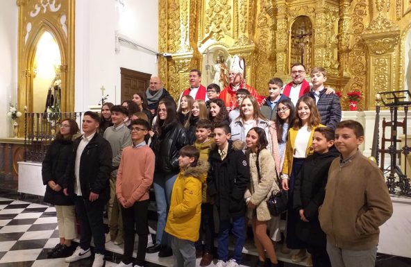 El Obispo imparte el Sacramento de la Confirmación a 28 adolescentes en Pegalajar