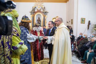 Los Reyes Magos visitan Sabiote y hacen su primera parada en la ermita de San Ginés 