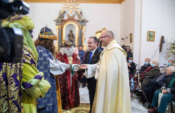 Los Reyes Magos visitan Sabiote y hacen su primera parada en la ermita de San Ginés 