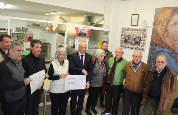 Cáritas recibe 10.000 euros de “Jaén Merece Más” para apoyar sus proyectos sociales