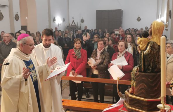 Don Sebastián bendice una imagen de la Virgen de la Cabeza en la parroquia de Las Casillas