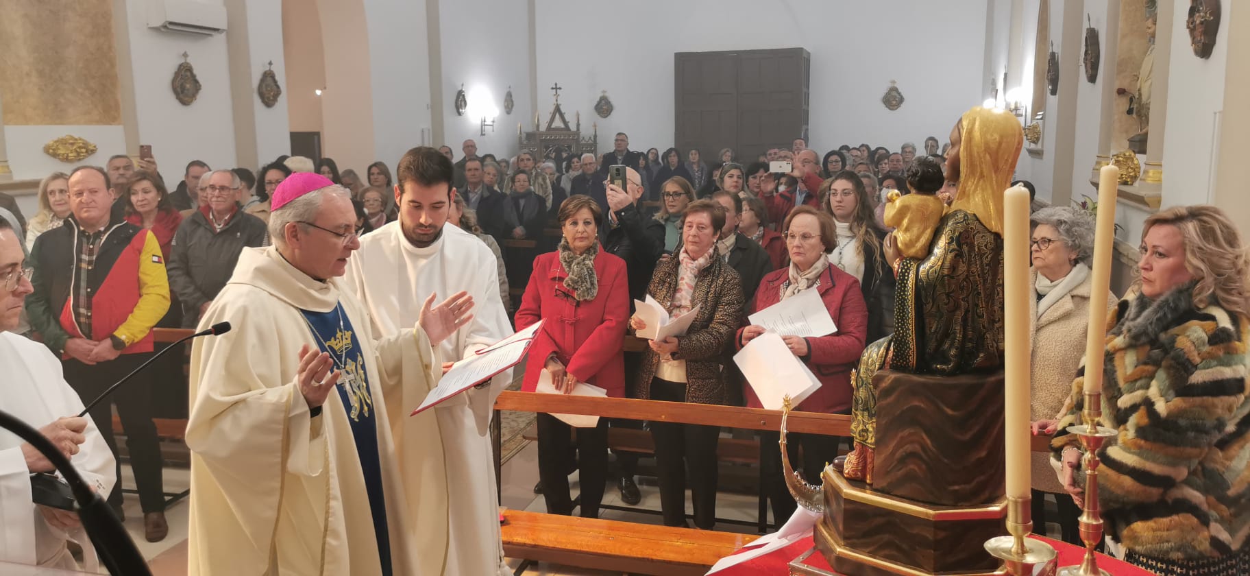 Don Sebastián bendice una imagen de la Virgen de la Cabeza en la parroquia  de Las Casillas – Diócesis de Jaén