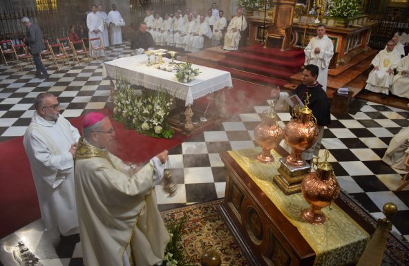 Más de 100 sacerdotes renuevan sus promesas en la Misa Crismal: «No nos pertenecemos, le pertenecemos solo a Él»
