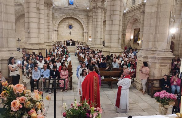 Medio centenar de fieles reciben el Sacramento de la Confirmación en la parroquia de Huelma