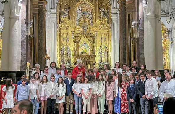 El Obispo confiere el Sacramento de la Confirmación a jóvenes y adultos en la parroquia de San Ildefonso de Jaén