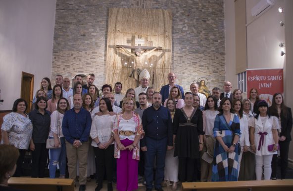 Un grupo de jóvenes y adultos reciben el Sacramento de la Confirmación en la parroquia de San José de Linares
