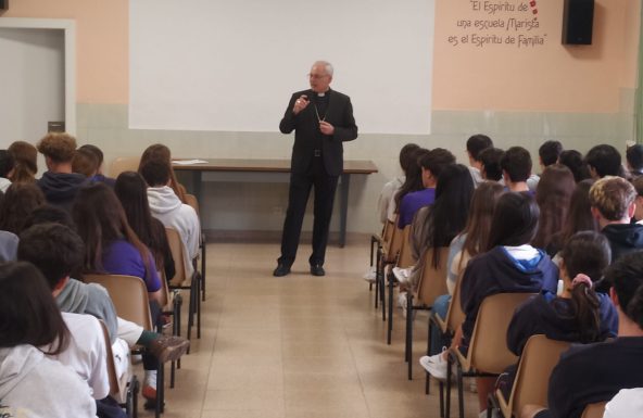 El Obispo visita el colegio Maristas