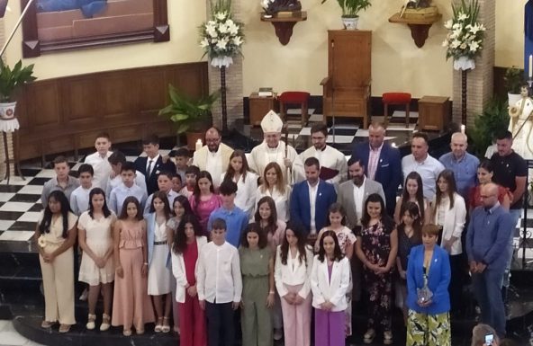 El Obispo de Jaén, en su primera visita a Pozo Alcón, imparte el Sacramento de la Confirmación a un grupo de jóvenes y adultos