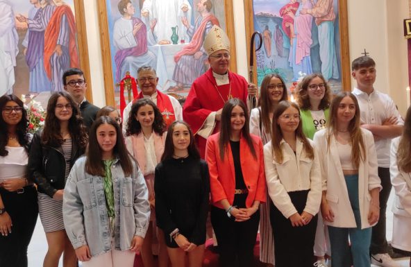 Una quincena de jóvenes recibe el Sacramento de la Confirmación en la parroquia de Santa Teresa de Úbeda