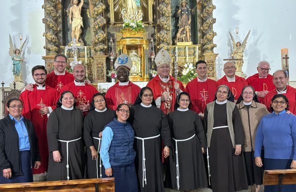 Monseñor Chico Martínez preside la Eucaristía de fundación de la nueva comunidad de religiosas en Santiago de la Espada