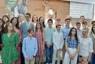 El Obispo administra el Sacramento de la Confirmación a una veintena de jóvenes en la parroquia de San Juan de la Cruz de Jaén
