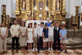 Una decena de fieles de la parroquia de San Francisco de Asís de Linares reciben la efusión del Espíritu Santo