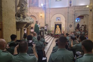 Los alumnos de la Academia de la Guardia Civil bendicen sus tricornios ante la Patrona de Baeza