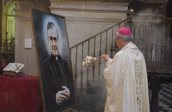 La memoria de San Josemaría congrega en la Catedral a numerosos fieles